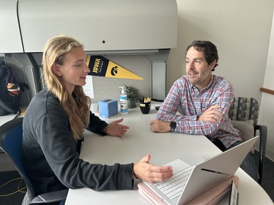 Mark Archibald during a meeting with an Honors student. Photo by Blanche Nery. 